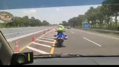 Demi Kemanusiaan Anggota Sat Lantas Polres Indramayu Lawan Arus Kendaraan