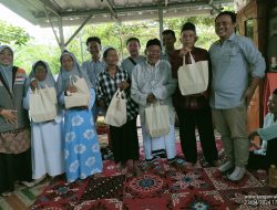 IWO Jawa Barat dan Rumah Zakat Bagi-Bagi Bingkisan Lebaran Untuk Lansia