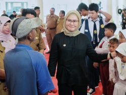 Diana Tri Oktaviani Anak Yatim Menangis Saat Menerima Sepatu