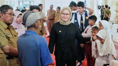 Diana Tri Oktaviani Anak Yatim Menangis Saat Menerima Sepatu
