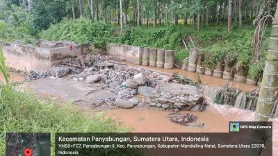 Tak Pernah Direspon Pemerintah, Warga Kotasiantar Perbaiki Tanggul Jebol