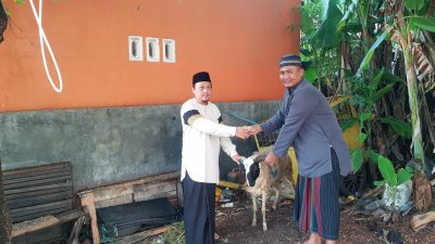 Rayakan Idul Adha, IWO Jawa Barat Bagikan Paket Daging Kurban untuk Warga
