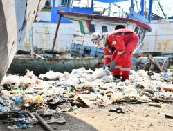 Pertamina RU VI Balongan Bersama Pemda Indramayu Bersihkan Sampah Pantai 