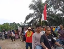 Warga Batu Sondat Batahan Demo PTPN IV
