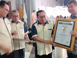 Prabowo Subianto Terima Pin Emas Dari SMSI