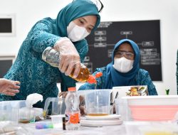 PWP Pertamina RU VI Beri Pelatihan Ibu PKK Olah Minyak Jelantah Jadi Sabun
