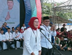 Nina -Tobroni Mendaftar ke KPU Dikawal Ribuan Masyarakat