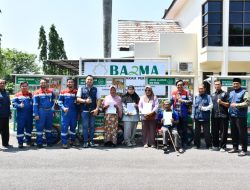 Sejahtera Bareng Bazma, Penyandang Disabilitas di Indramayu Terima Bantuan Gerobak Dagang