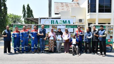 Sejahtera Bareng Bazma, Penyandang Disabilitas di Indramayu Terima Bantuan Gerobak Dagang