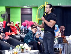 Jadi Narasumber Seminar Kesehatan di Kilang Pertamina Balongan, ini Tips Hilangkan Perut Buncit Ala Ade Rai