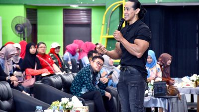Jadi Narasumber Seminar Kesehatan di Kilang Pertamina Balongan, ini Tips Hilangkan Perut Buncit Ala Ade Rai