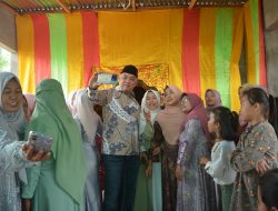 Harun Dikerumuni Kaum Ibu Saat Hadiri Resepsi Pernikahan