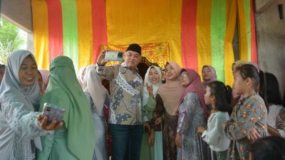Harun Dikerumuni Kaum Ibu Saat Hadiri Resepsi Pernikahan