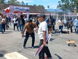 Tak Terima Putusan KPU, Massa Bentrok Dengan Polisi