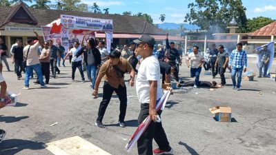 Tak Terima Putusan KPU, Massa Bentrok Dengan Polisi