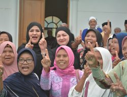 Jamaah Puncak Barokah Rebutan Photo Dengan Istri Cabup dan Cawabup Madina