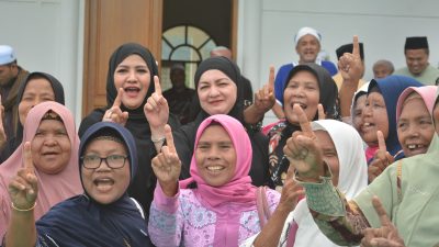 Jamaah Puncak Barokah Rebutan Photo Dengan Istri Cabup dan Cawabup Madina