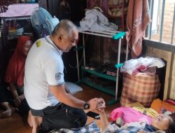 Disela Kampanye, Harun Mustafa Jenguk Sahabat Semasa di SMA 1 Panyabungan Sedang Sakit