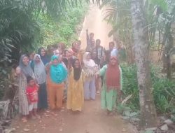 Warga Desa Simpang Sordang Keluhkan Jalan Rusak ke Harun Mustafa Lewat Kiriman Video 