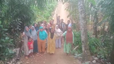 Warga Desa Simpang Sordang Keluhkan Jalan Rusak ke Harun Mustafa Lewat Kiriman Video