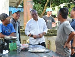 Harun Mustafa Sapa Nelayan di Pantai Barat Natal 