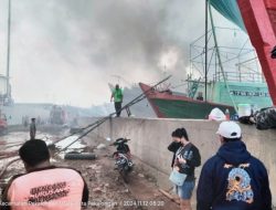 Kebakaran Hanguskan 12 Kapal di Pelabuhan Pekalongan