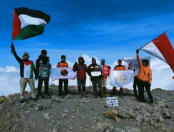 Pendaki AWG Berhasil Kibarkan Bendera Palestina di Puncak Gunung Rinjani