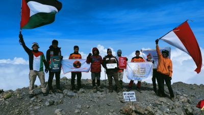 Pendaki AWG Berhasil Kibarkan Bendera Palestina di Puncak Gunung Rinjani