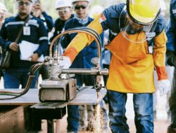 Proyek Pengembangan Lapangan OO-OX Dimulai, PHE ONWJ Lakukan First Cut Fabrikasi Anjungan OOA