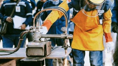 Proyek Pengembangan Lapangan OO-OX Dimulai, PHE ONWJ Lakukan First Cut Fabrikasi Anjungan OOA