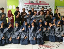Meningkatkan Kepercayaan Diri Lewat Public Speaking: Seminar IWO dan Smartfren di Indramayu