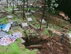 Banjir  Rusak Makam di Bandung, Keluarga Berduka