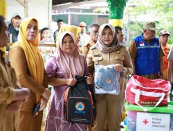 Wabup Atika Serahkan Bantuan untuk Korban Kebakaran di Tambangan