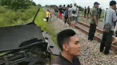 Tragedi di Perlintasan Kereta Cirebon: Dua Orang Tewas