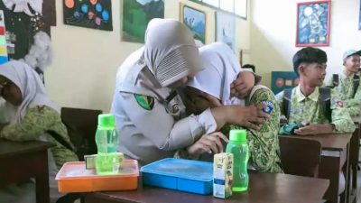 Siswi Malang Berbagi Rezeki, Tangis Haru Warnai Pembagian Makanan Bergizi