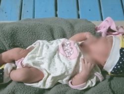 Bayi Malang Ditinggal di Kardus, Warga Indramayu Terenyuh
