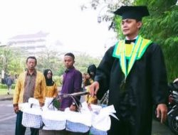 Dari Gorengan ke Toga: Kisah Inspiratif Asnawi, Sarjana Muda yang Tak Menyerah