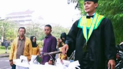 Dari Gorengan ke Toga: Kisah Inspiratif Asnawi, Sarjana Muda yang Tak Menyerah