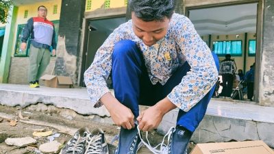 PHE ONWJ Bantu Wujudkan Mimpi Pelajar Indramayu lewat Program Sedekah Sepatu