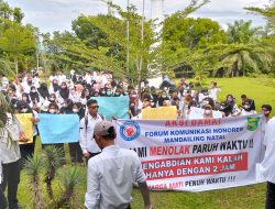 Ratusan Honorer Demo Kantor Bupati Madina