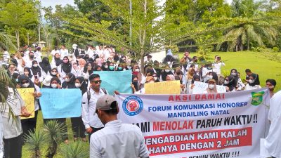 Ratusan Honorer Demo Kantor Bupati Madina