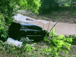 Banjir Dahsyat di Cirebon Hanyutkan Mobil, Ratusan Rumah Terendam