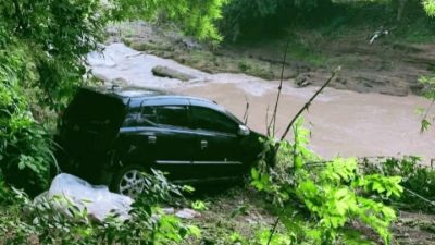 Banjir Dahsyat di Cirebon Hanyutkan Mobil, Ratusan Rumah Terendam
