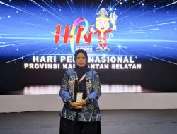 Terima Press Card Number One, Umi Sjarifah Buktikan Eksistensi Jurnalis Perempuan