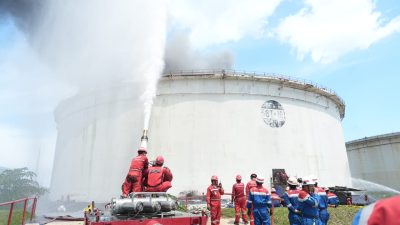 Kilang Pertamina Cilacap Diguncang 'Flash': Asap Hitam Membumbung Tinggi, Warga Panik, Akses Media Dibatasi