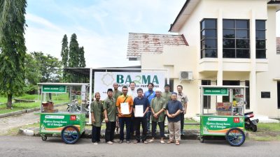 Program Sejahtera Bareng Bazma RU VI Dilanjutkan, Dua Gerobak Dagang UMKM disalurkan