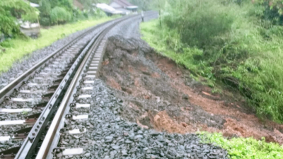 Jalur Kereta Api Selatan Jawa Lumpuh, Longsor Ancam Perjalanan! Penumpang KA Pangandaran Terlantar