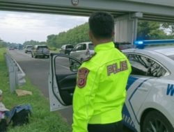 Drama Mudik di Tol Cipali: Ibu dan Anak Terlantar Akibat Ketiduran, Akhir Bahagia Berkat Polisi Baik Hati