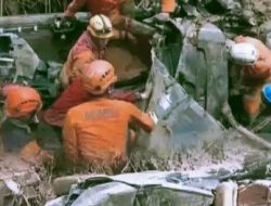 Tragedi Longsor Pacet: Mobil Innova Ditemukan Ringsek, Tujuh Penumpang Satu Keluarga Tewas