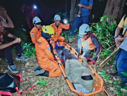 Malam Mencekam di Gunung Ranai: Remaja Terluka Dievakuasi Tim SAR Gabungan